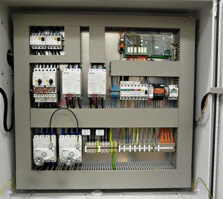 Kompaktschaltschrank LCD2 - System mit Sanftstart-Sanftstopp-Ausführung mit einer Leistung von 28 kW und Noteinspeisung Kompaktschaltschrank LCD2 - System